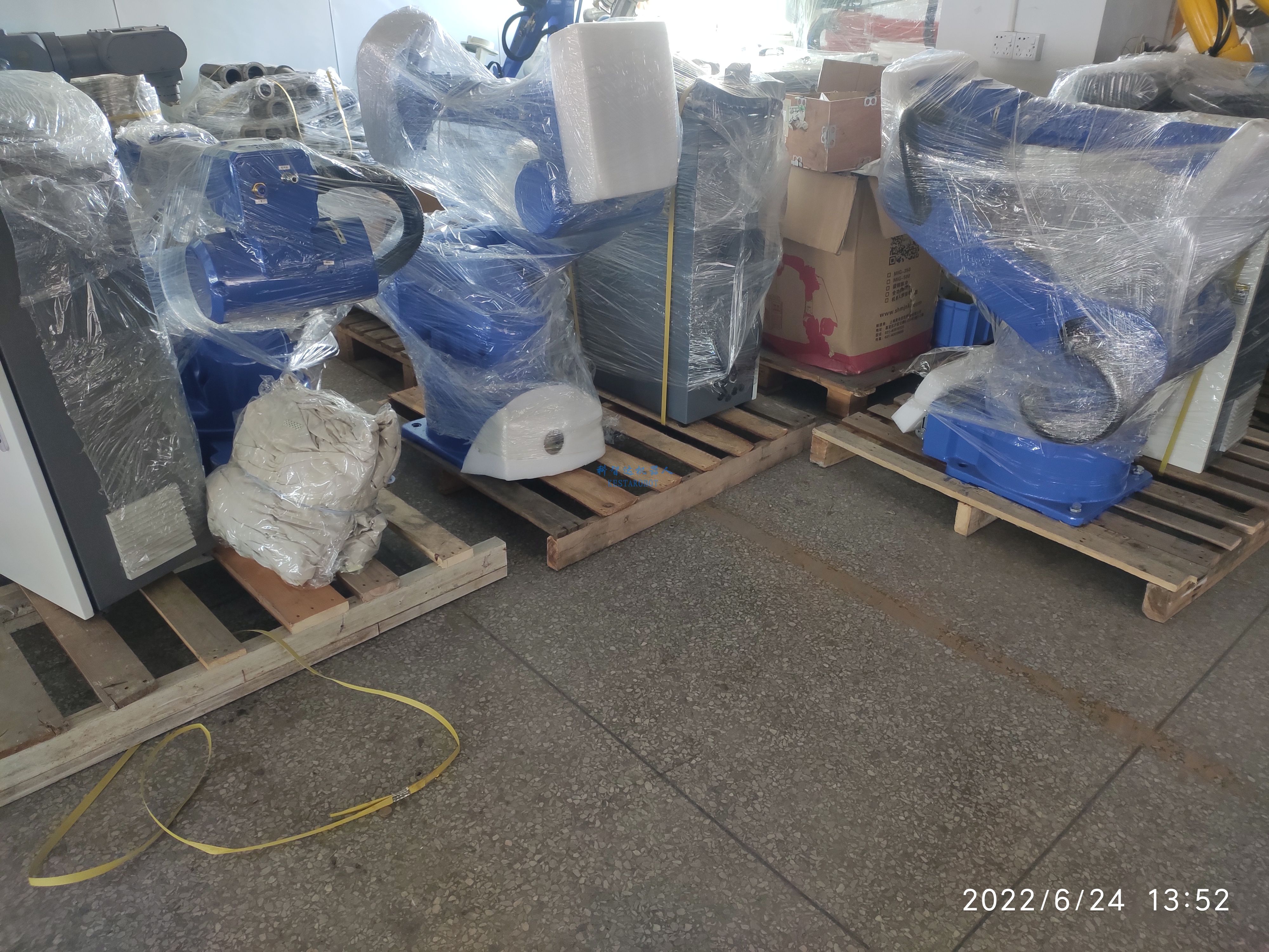 三臺噴涂機(jī)器人出貨福建(圖1) 三臺噴涂機(jī)器人出貨福建(圖1)